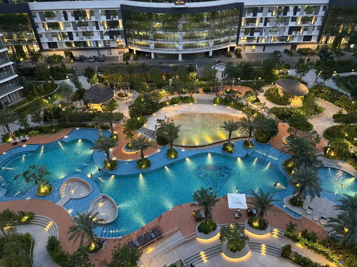 Ảnh chụp hồ bơi Diamond Centery về đêm